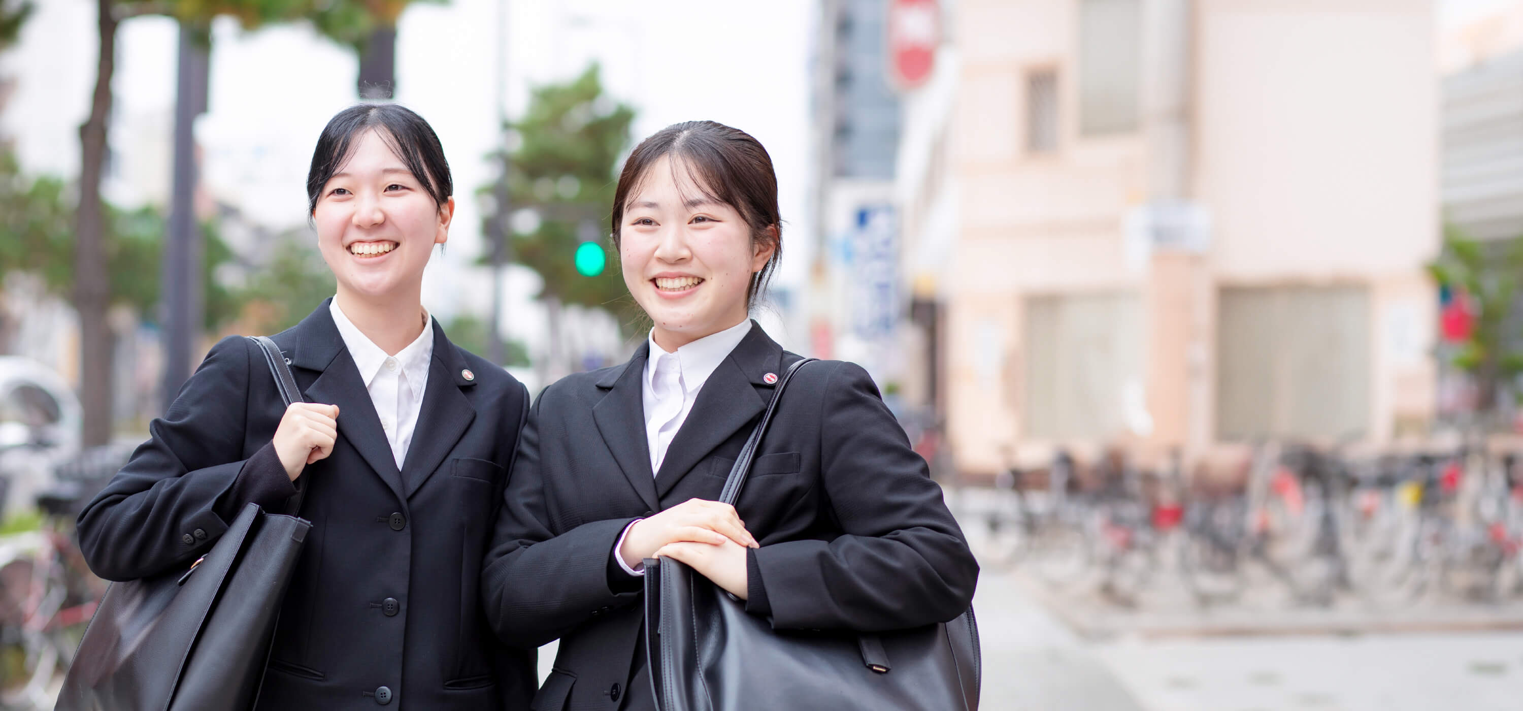 リクルート姿の学生が笑っている様子